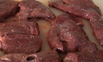 How to cook a delicious beef liver dish at home. Carefully remove the film from the surface of the liver and the remains of blood vessels. Then cut it into medium-thick portions. Rinse them well under cold water, remove all moisture with a napkin and sprinkle the pieces with salt to your taste.