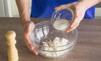 Transfer the prepared product to a large bowl. We supplement it with two types of sugar and salt. Mix well.