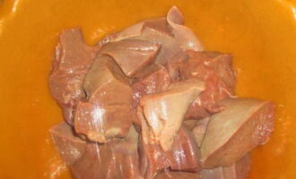 Wipe the prepared offal with a paper towel, then cut into small pieces.