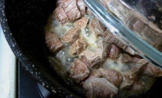 Rinse 600 grams of beef and dry with napkins. Cut into medium sized pieces. Place in a thick-walled fireproof container. A cauldron is perfect. Add oil and cook until the meat juices have evaporated and the meat is browned.