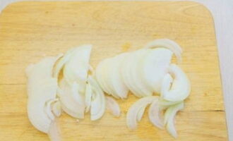 Remove the peel from two medium-sized onions and cut into thin half rings.