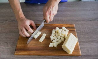 Recorta la corteza de 200 gramos de pan blanco. Cortar la miga en cubos. Coloque los cubos en una bandeja para hornear y séquelos en un horno precalentado o dórelos en una sartén seca hasta que estén crujientes.