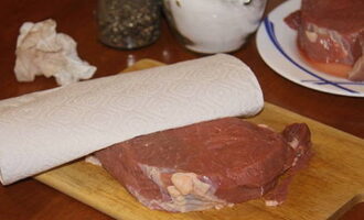 Next, rinse the meat pieces under water and wipe with a paper towel.