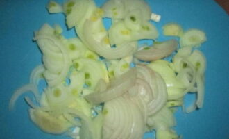 Now let's start preparing the vegetables. Peel the onions and finely chop with a knife.