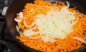 Place the vegetables on a hot frying pan with an oiled bottom.