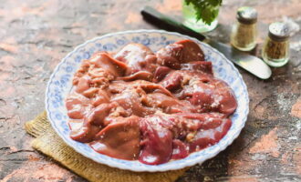 Rinse the chicken liver thoroughly and dry it.