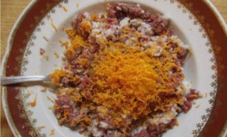 Divide the peeled carrots into two parts: grate half of them on a fine grater and pour into the minced meat, leaving the remaining three on a borage grater for the sauce.