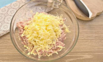 Grind 100 grams of hard cheese and add to the minced meat.