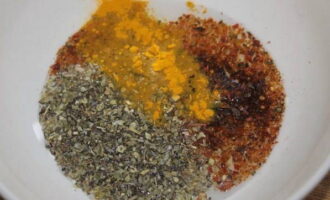 In a deep bowl, combine paprika, turmeric and herbes de Provence.