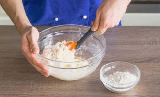 Add one tablespoon of flour here. Mix the dough thoroughly and put it in the refrigerator for 15 minutes.