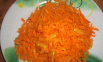 Grate the peeled carrots on a coarse grater.