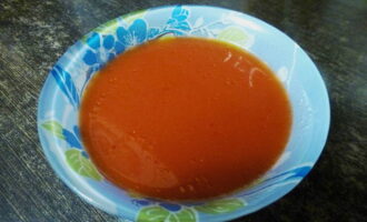 Place 2 tablespoons of high-quality tomato paste in a bowl, add hot water, sugar and stir until smooth.