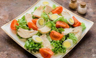 Sciacquare le uova di quaglia e cuocerle preventivamente in acqua salata. Lasciare raffreddare le uova e sgusciarle dopo che si saranno raffreddate. Tagliare a metà nel senso della lunghezza. Sciacquate i pomodorini, asciugateli e tagliateli in quarti. Distribuire le uova e i pomodorini su un piatto.