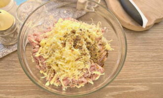 Season with spices - salt, ground pepper and seasoning for minced meat.