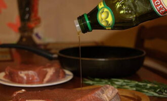 Drizzle olive oil over meat steaks.