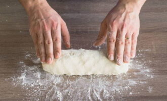 From the resulting dough we form a neat thick sausage.