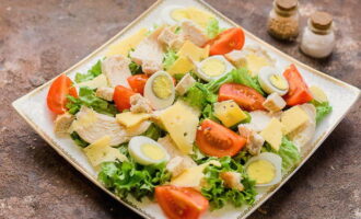 Taglia il tuo formaggio a pasta dura preferito a fettine sottili e decora l'insalata. Cospargere con i cracker. Adoro i crostini tradizionali o quelli al gusto di formaggio. Saranno perfetti qui.