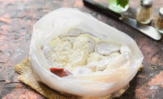 Twist the bag so that there is some free space in it and shake it well. This way the liver pieces are evenly breaded in flour.