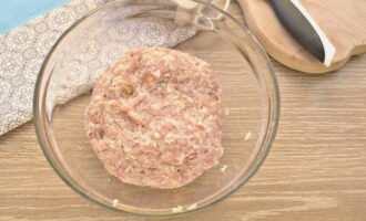 Stir the minced meat thoroughly until smooth. To keep the cutlets tender, beat the meat consistency.