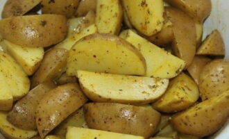 Dip potato wedges into the aromatic mixture. Salt to taste and mix.