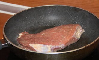 After this, transfer the beef product into a frying pan and fry on both sides for four minutes.