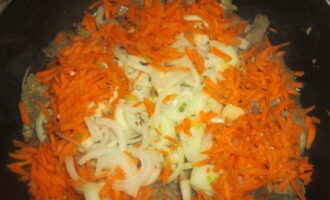 We supplement the liver with onions and carrots. Mix everything again and cook over low heat for about 20 minutes.