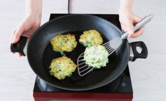 Spatulom prevrnuti na drugu stranu i pržiti dok ne porumene. Pečene palačinke stavite na tanjur obložen s više slojeva papirnatih ručnika kako biste uklonili višak ulja.