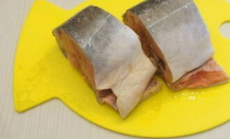 Take 600 grams of gutted pink salmon, rinse and dry with napkins.