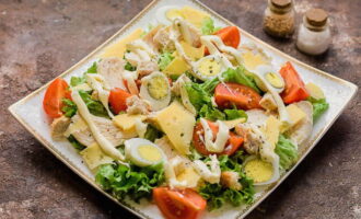 Chuẩn bị thay đồ. Kết hợp muối, hạt tiêu và sốt mayonnaise. Khuấy và đổ lên salad.