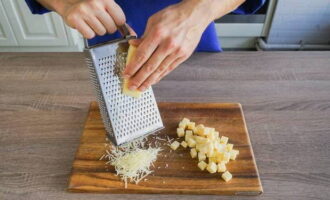 Corte metade do queijo duro em cubos e rale a metade restante.