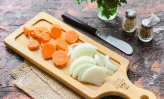 Coarsely chop the peeled vegetables.