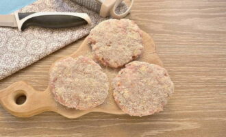 Form cutlets of approximately the same size from the prepared minced meat so that the cooking process occurs evenly. Generously roll the prepared pieces on all sides in the breading mixture.