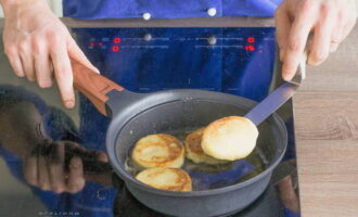 Heat a frying pan with vegetable oil. Fry the cheesecakes here on both sides until golden brown.