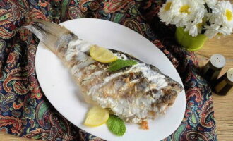 Serve the cooked crucian carp in portions with lemon wedges. Bon appetit, eat with pleasure!