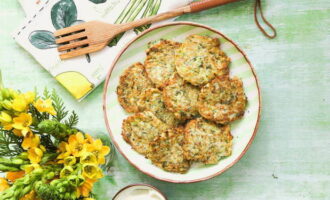 Zucchini-retten er klar! Overfør pandekagerne til et serveringsfad og server. God appetit!