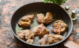 Pour a sufficient amount of odorless vegetable oil into a thick-walled frying pan. Preheat on medium heat. Send breaded liver pieces. Fry until golden, stirring on all sides. Season with spices - salt and ground pepper.