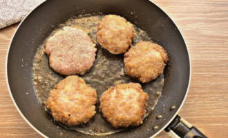 Heat a frying pan over medium heat. Pour in the odorless frying oil you are used to using. Carefully, so as not to burn yourself, place the prepared cutlets at a distance from each other. Brown the second side until golden.