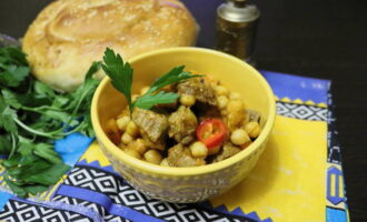 Place the aromatic chickpeas with vegetables in a deep bowl, garnish with your favorite herbs and treat your family. Bon appetit, eat with pleasure!