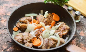 Add chopped vegetables to the fried liver. Cook until softened, stirring occasionally. Cover with a lid.Simmer for another 10 minutes.