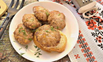 Transfer the cutlets to a plate and serve for lunch. Bon appetit!