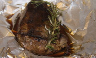 After this, transfer the product to foil along with the aromatic rosemary, close tightly and let it brew for at least 5 minutes.