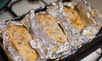 Preheat the oven by setting the dial to 180 degrees. Cook for 40 minutes and then carefully unwrap the foil. Cook for another 10 minutes. Excess moisture will evaporate and the meat will turn golden.