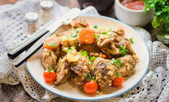 Divide the delicious chicken liver into portions. Garnish with fresh parsley or other herbs. If desired, complement the dish with your favorite side dish. Bon appetit!