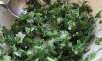 Mix the dill well with chopped garlic.