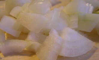 Peel the onion, finely chop and fry in hot olive oil in a separate frying pan until translucent.