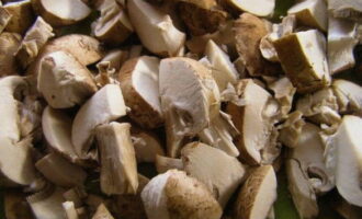 Peel the champignons, cut into small cubes and fry in another frying pan until cooked and the mushroom juice has completely evaporated. 