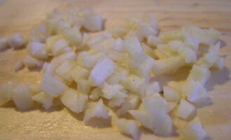 Peel the garlic and finely chop it with a knife.