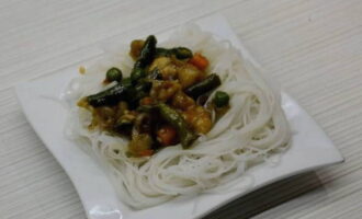 Cooked chicken, rice noodles and vegetables can be mixed, but you can also transfer them individually to serving plates, sprinkle with sesame seeds and serve the dish. Bon appetit!