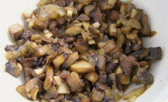 Place the fried onions and champignons in a separate bowl and add chopped garlic. boiled rice and salt and black pepper to your taste. Mix the filling well with a spoon.