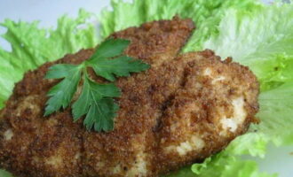 Servir les côtelettes de poitrine de poulet cuites (filets) chaudes pour le dîner, accompagnées de n'importe quel plat d'accompagnement ou de légumes. Bon appétit!